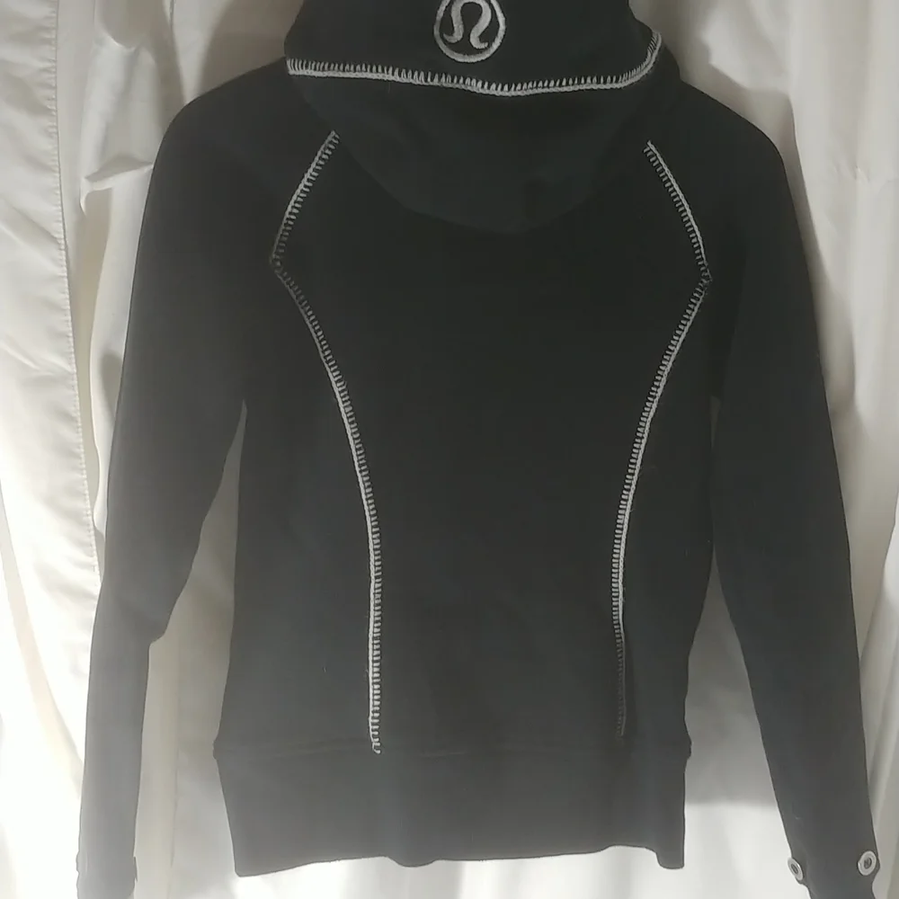 Lululemon scuba hoodie. Size 4. - Picture 2 of 3